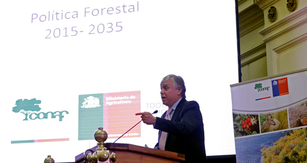 El Ministro de Agricultura, Carlos Furche, recibió hoy y oficializó el documento de Política Forestal 2015-2035.