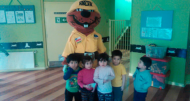 Forestín visitó a habitantes, jardín infantil y servicios públicos de Puerto Williams para entregar mensajes de prevención de incendios forestales.