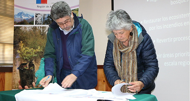 La Rectora de casa de estudios, María Teresa Marshall y el Director Regional de la Corporación Nacional Forestal (CONAF), Leonardo Yáñez, firmaron el convenio de colaboración.