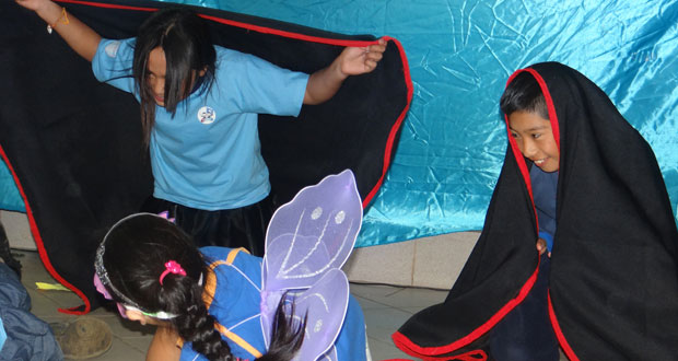Dramatizaciones, bailes y rogativas mapuche fueron las expresiones que utilizaron los niños de la Mari Kiñe Lof de Saavedra para celebrar el Día de la Tierra.