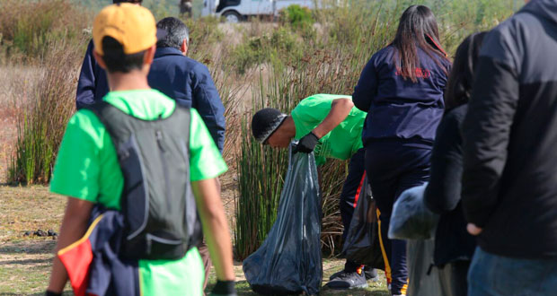 Estudiantes del Liceo Técnico Profesional de Papudo, con el apoyo de guardaparques, realizaron un operativo de limpieza en la reserva nacional.