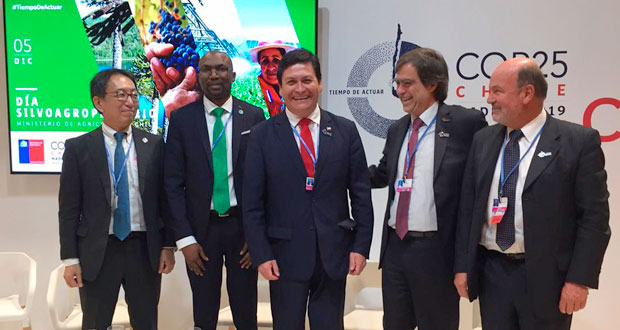 La jornada realizada en el Pabellón Chile fue encabezada por el ministro de agricultura, Antonio Walker, y el director ejecutivo de CONAF, José Manuel Rebolledo.