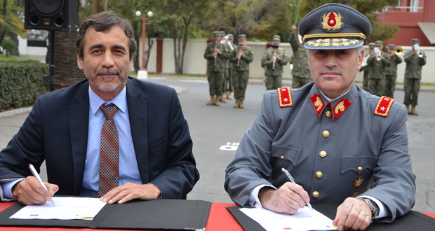  El convenio fue firmado por el general de brigada René Bonhomme, director de Logística del Ejército, y el director ejecutivo de CONAF, Aarón Cavieres.