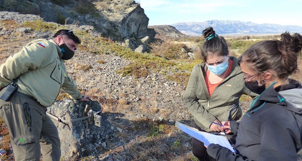 La capacitación fue realizada por Eduardo Silva y sus asistentes de investigación, todos quienes forman parte del Instituto de Conservación, Biodiversidad y Territorio de la Universidad Austral de Chile y del equipo de apoyo técnico del Programa Austral Patagonia.