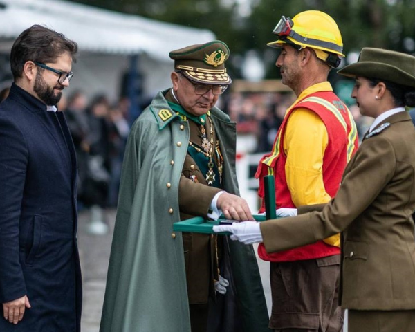 Presidente Boric entrega medalla a brigadista (1)